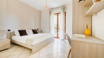 Superior appartement, 2 slaapkamers, tuin | Hypoallergeen beddengoed, Select Comfort-bedden, een bureau
