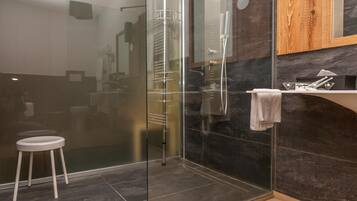 Kostenlose Toilettenartikel, Haartrockner, Handtücher