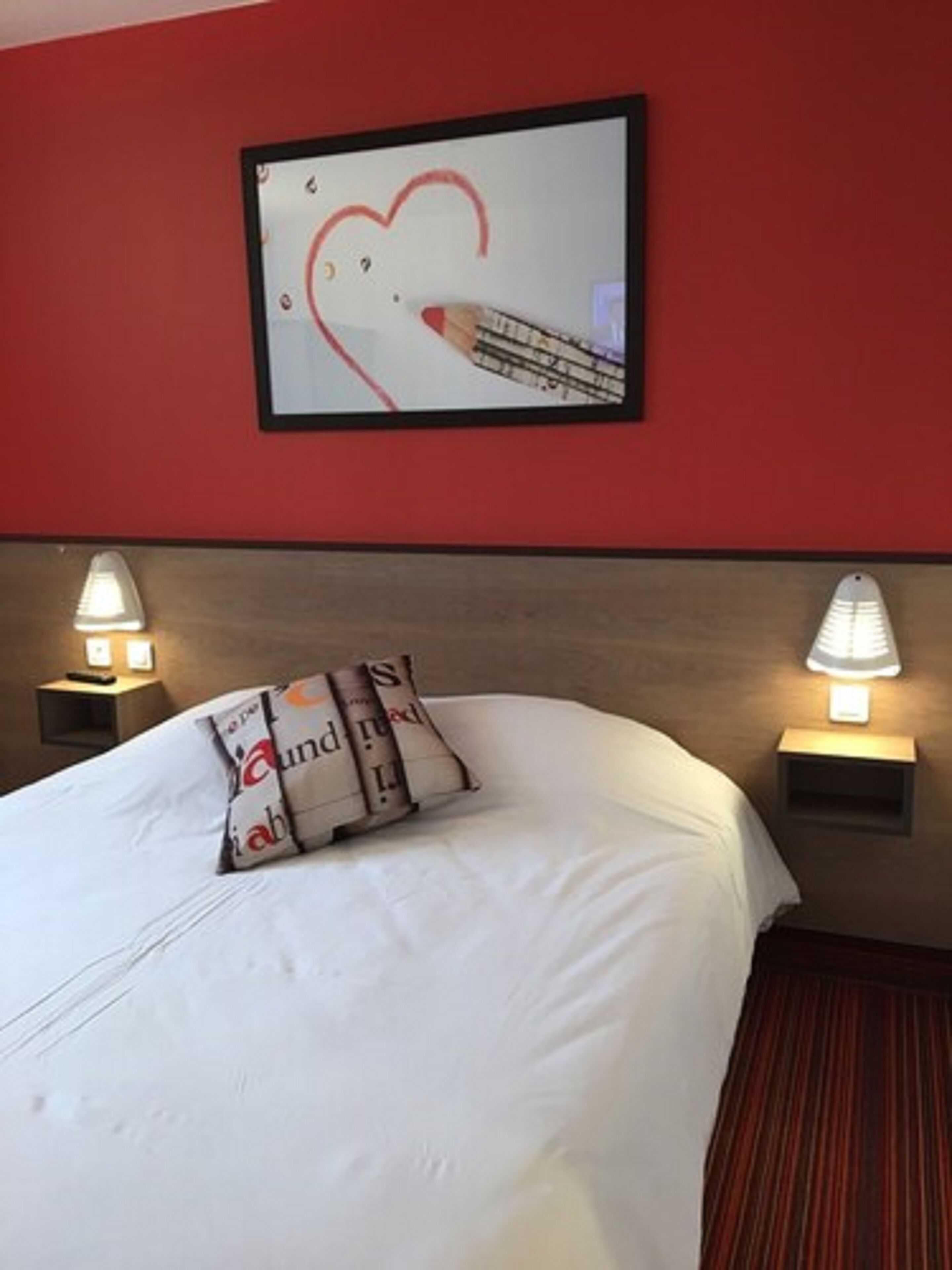 premium bedding, tempur-pedic beds, desk, blackout curtains