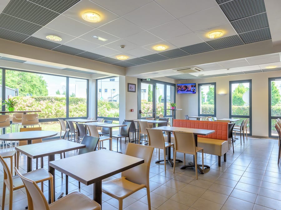 Petit déjeuner buffet (9.90 EUR par personne)