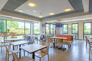 Desayuno buffet diario (EUR 9.90 por persona)