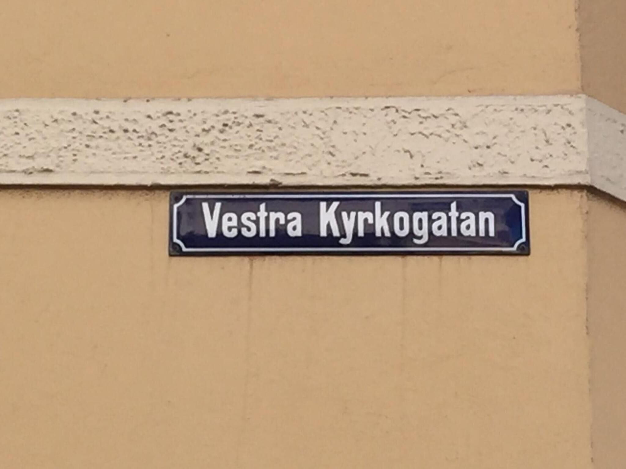 Una señal de calle que dice 'Vestra Kyrkogatan'.