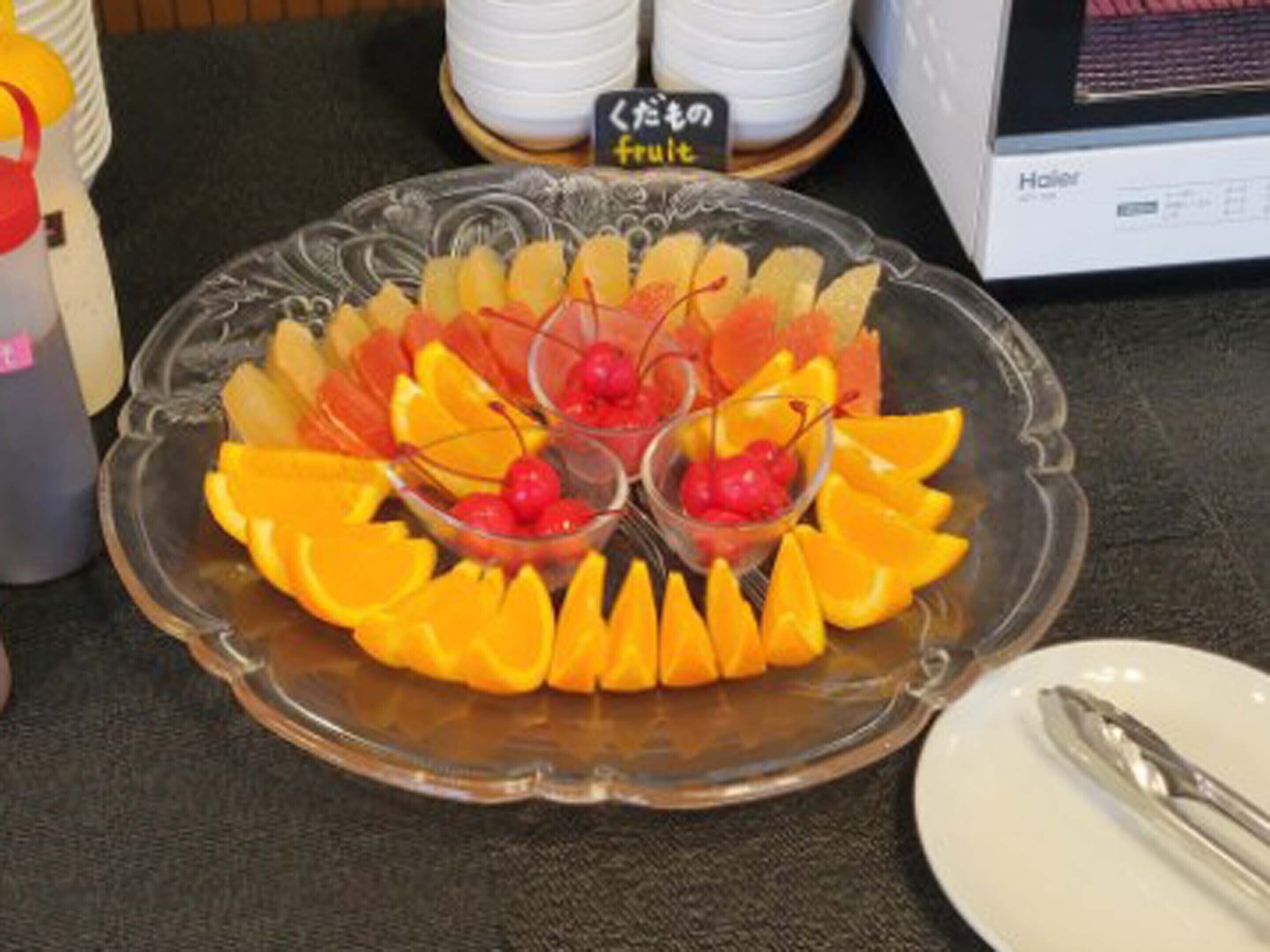 Una bandeja de frutas en un recipiente de vidrio con una etiqueta que dice 'dame fruit'.