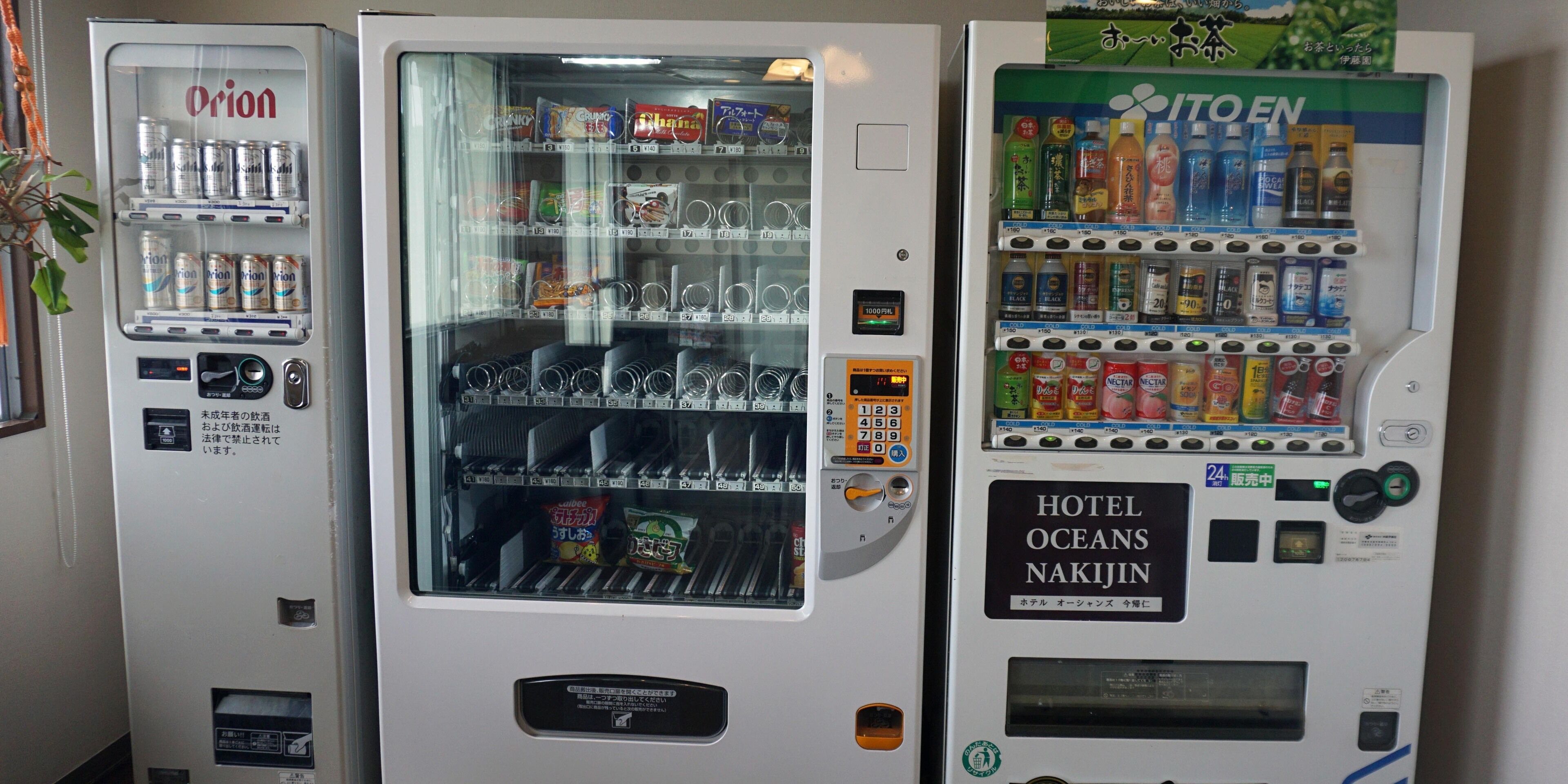 Drei Automaten mit verschiedenen Getränken und Snacks.