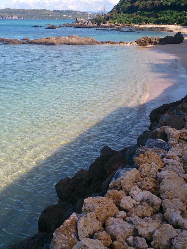 Na praia, areia branca