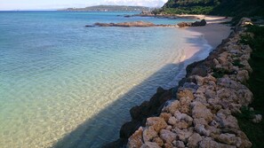 En la playa, arena blanca