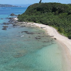 Na praia, areia branca