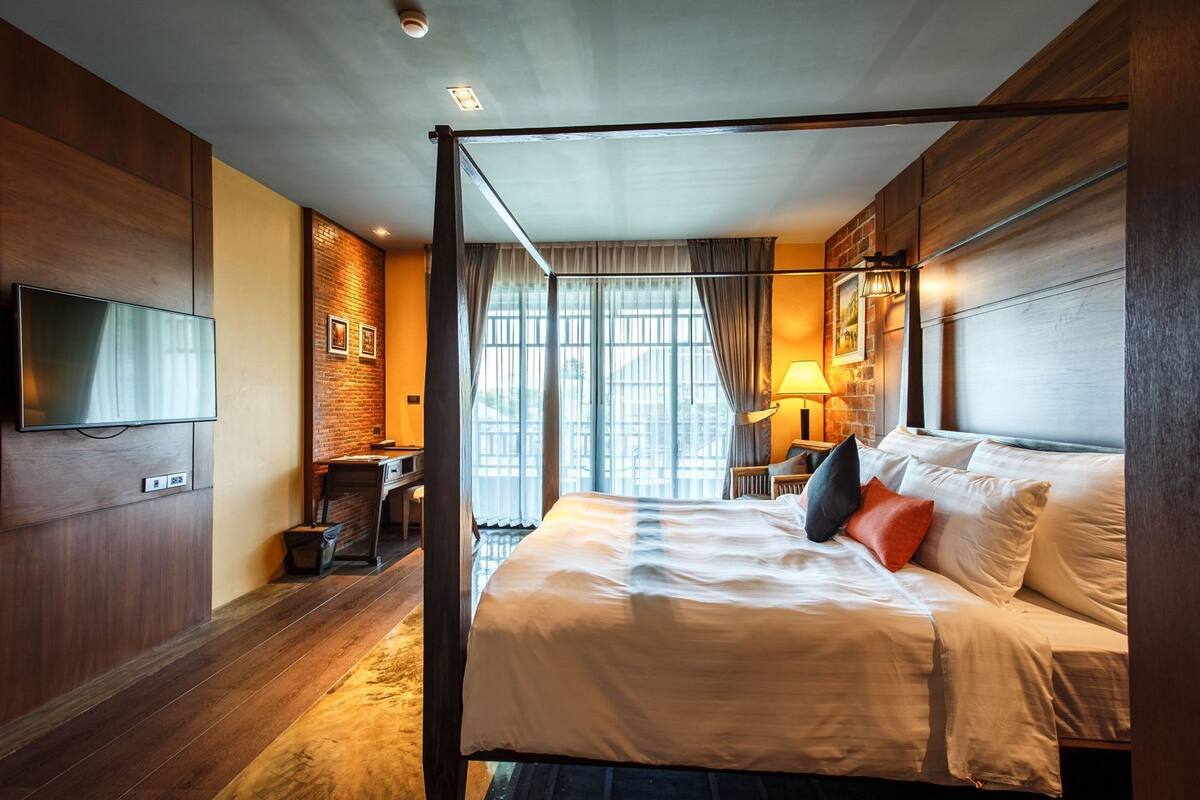 Premium bedding, minibar (some free items), in-room safe, desk