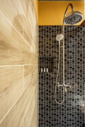 Shower, free toiletries, hair dryer, bathrobes - Hotel de l'amour (Prakhon Chai)