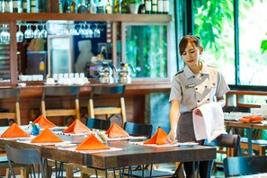 2 restaurants, breakfast, lunch, dinner served; international cuisine - Hotel de l'amour (Prakhon Chai)