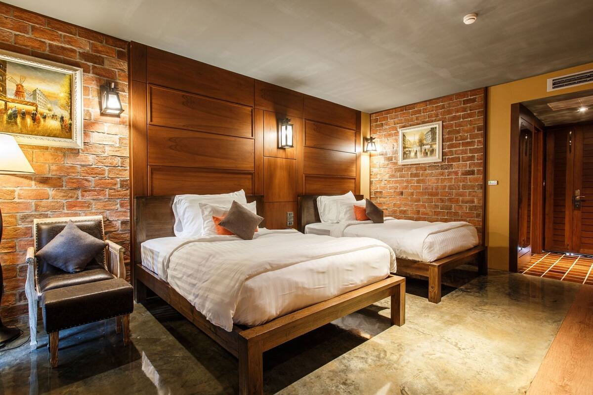 Premium bedding, minibar (some free items), in-room safe, desk