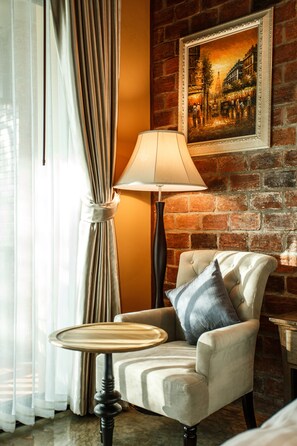 Royal Suite | Premium bedding, free minibar items, in-room safe, desk - Hotel de l'amour (Prakhon Chai)