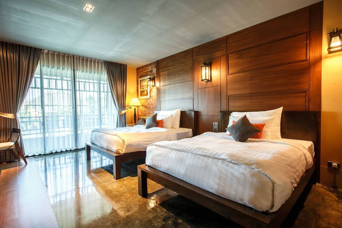 Bộ đồ giường cao cấp, minibar với thức ăn, đồ uống miễn phí