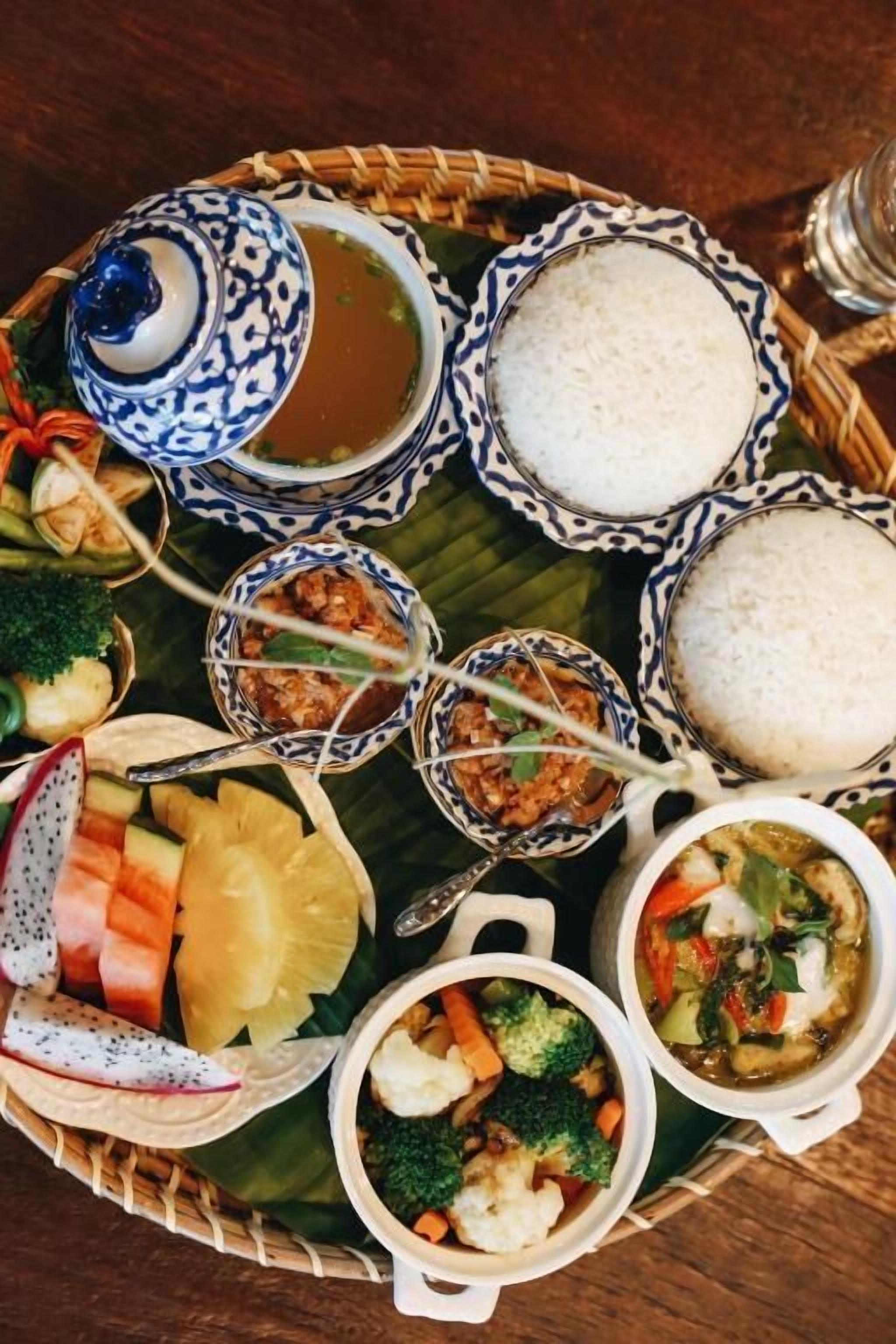 2 restaurants, breakfast, lunch, dinner served; international cuisine