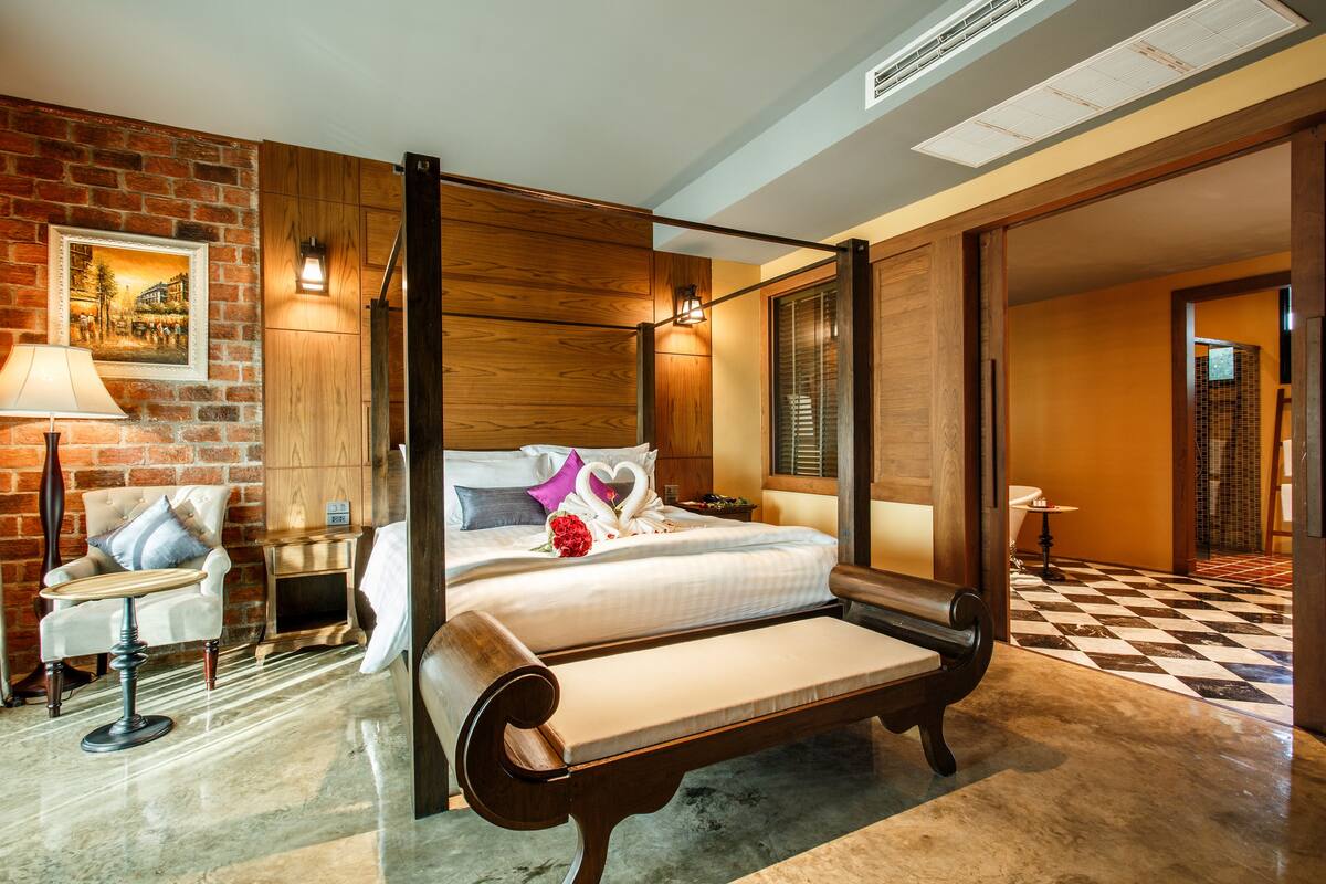 Royal Suite | Premium bedding, minibar (some free items), in-room safe, desk