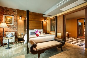 Royal Suite | Premium bedding, free minibar items, in-room safe, desk - Hotel de l'amour (Prakhon Chai)