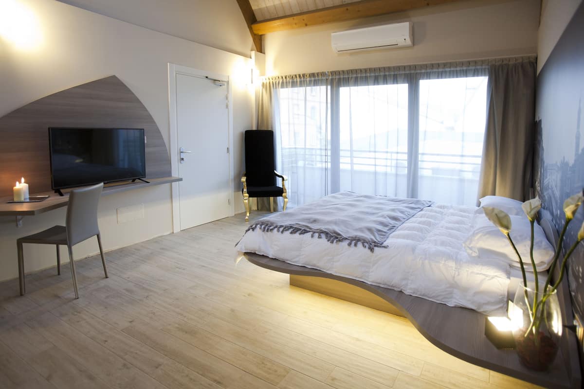 Premium bedding, minibar, in-room safe, desk