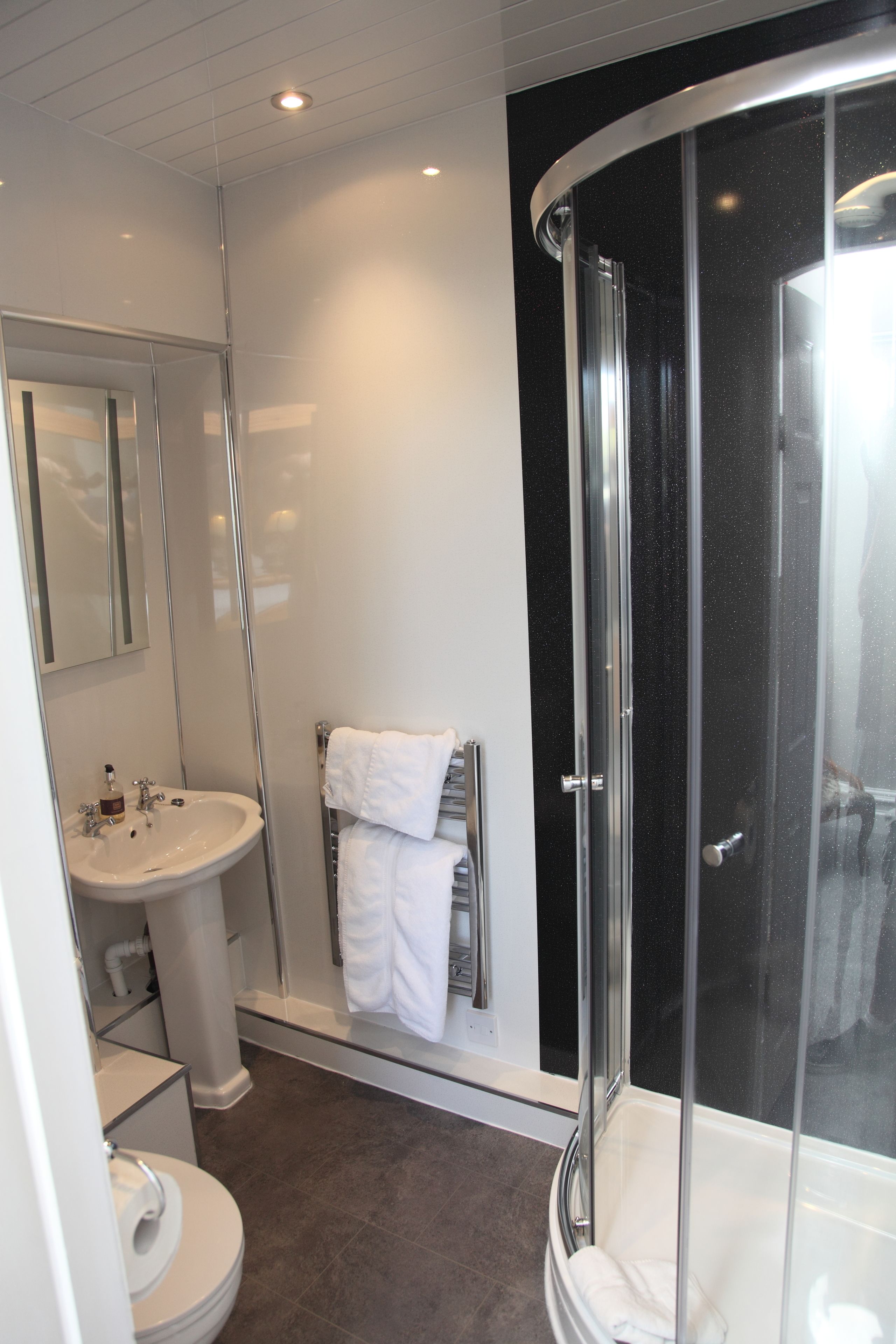 Habitación doble (Four Poster Bed) | Baño | Regadera, amenidades de baño gratuitas, secadora de cabello, toallas 