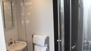 Habitación doble (Four Poster Bed) | Baño | Regadera, amenidades de baño gratuitas, secadora de cabello, toallas