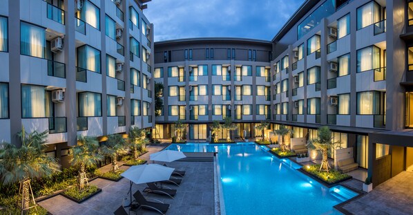 야외 수영장, 07:00 ~ 21:00 오픈, 일광욕 의자