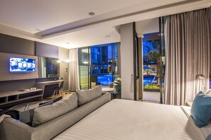 Grand Deluxe Pool Access | Minibar, caja de seguridad en la habitación y escritorio 