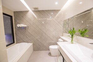 Grand Deluxe Pool Access | 욕실 | 무료 세면용품, 타월