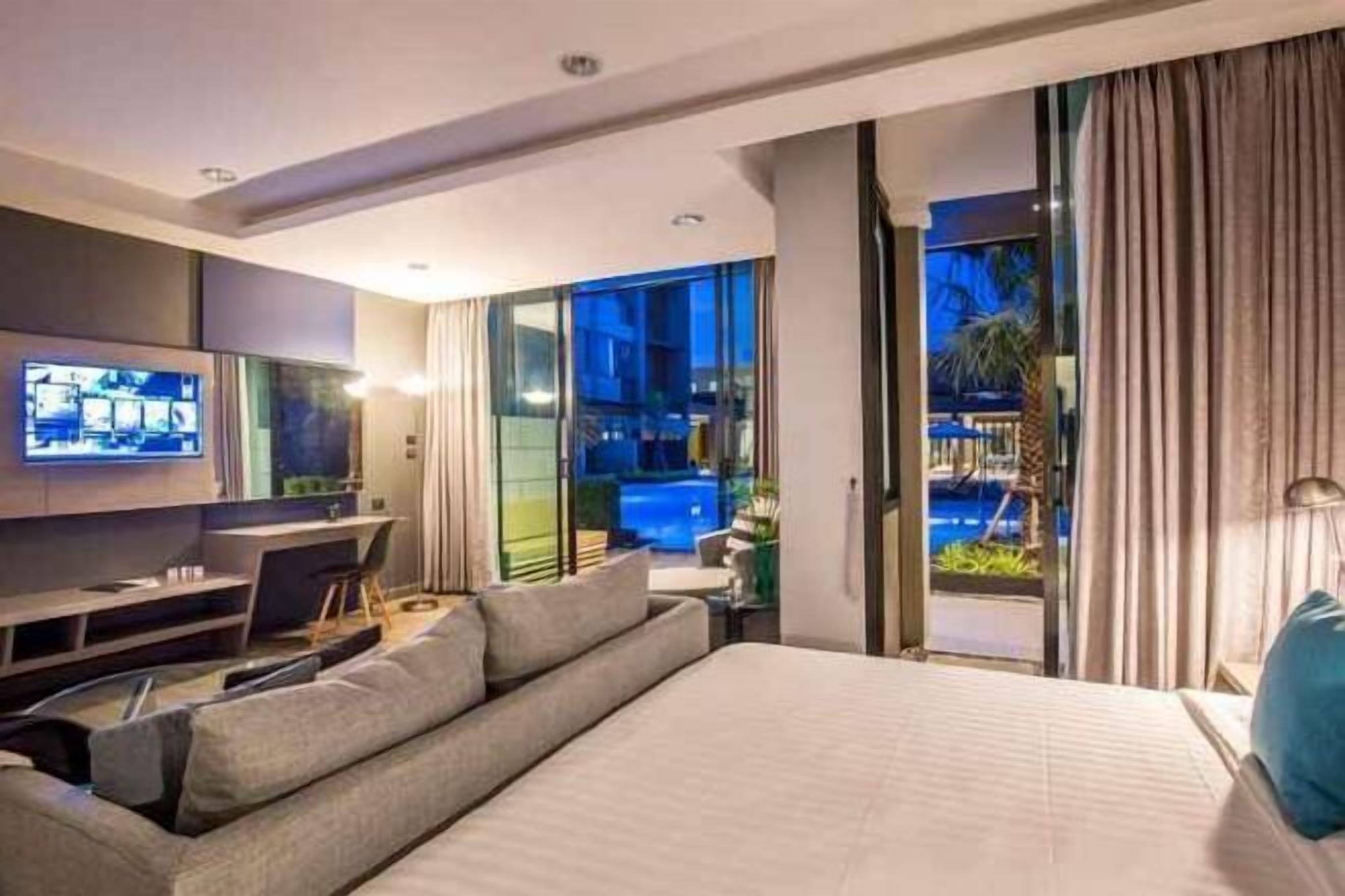 Minibar, Zimmersafe, Schreibtisch, Verdunkelungsvorhänge