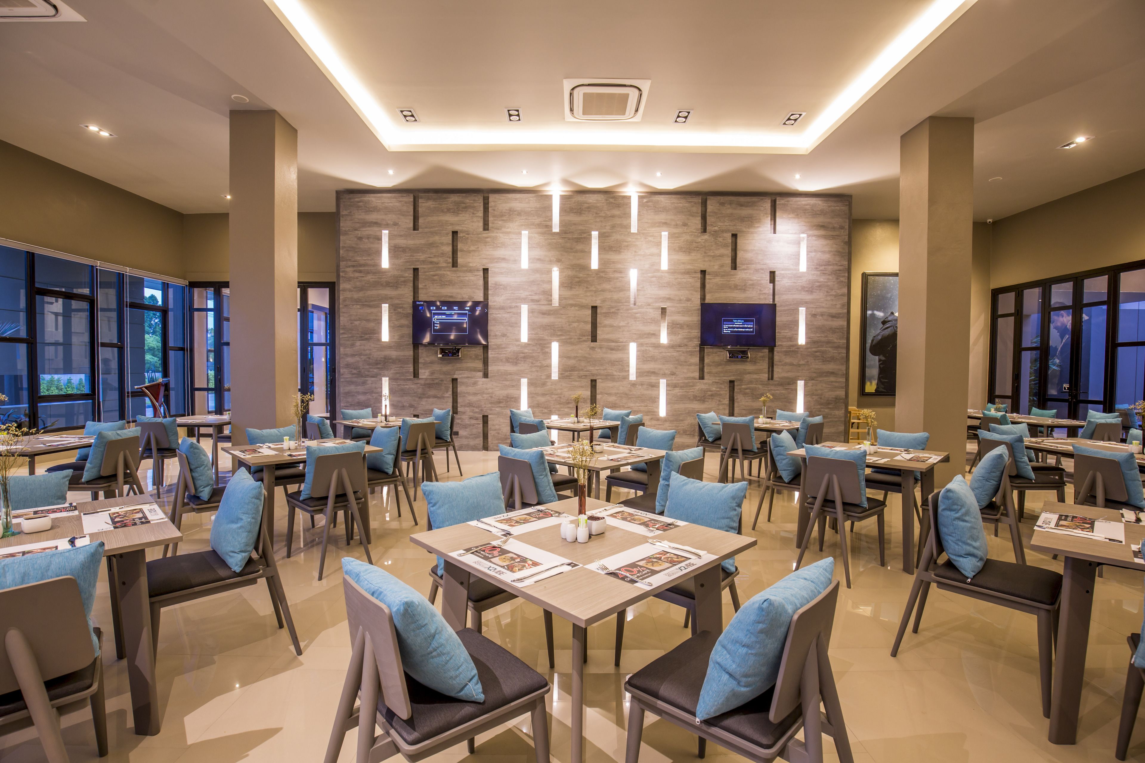 Breakfast, lunch, dinner served; international cuisine 