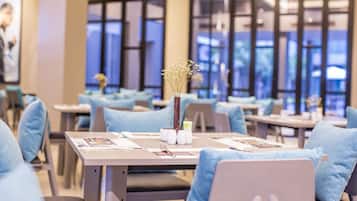 Aperto a colazione, pranzo e cena, cucina internazionale