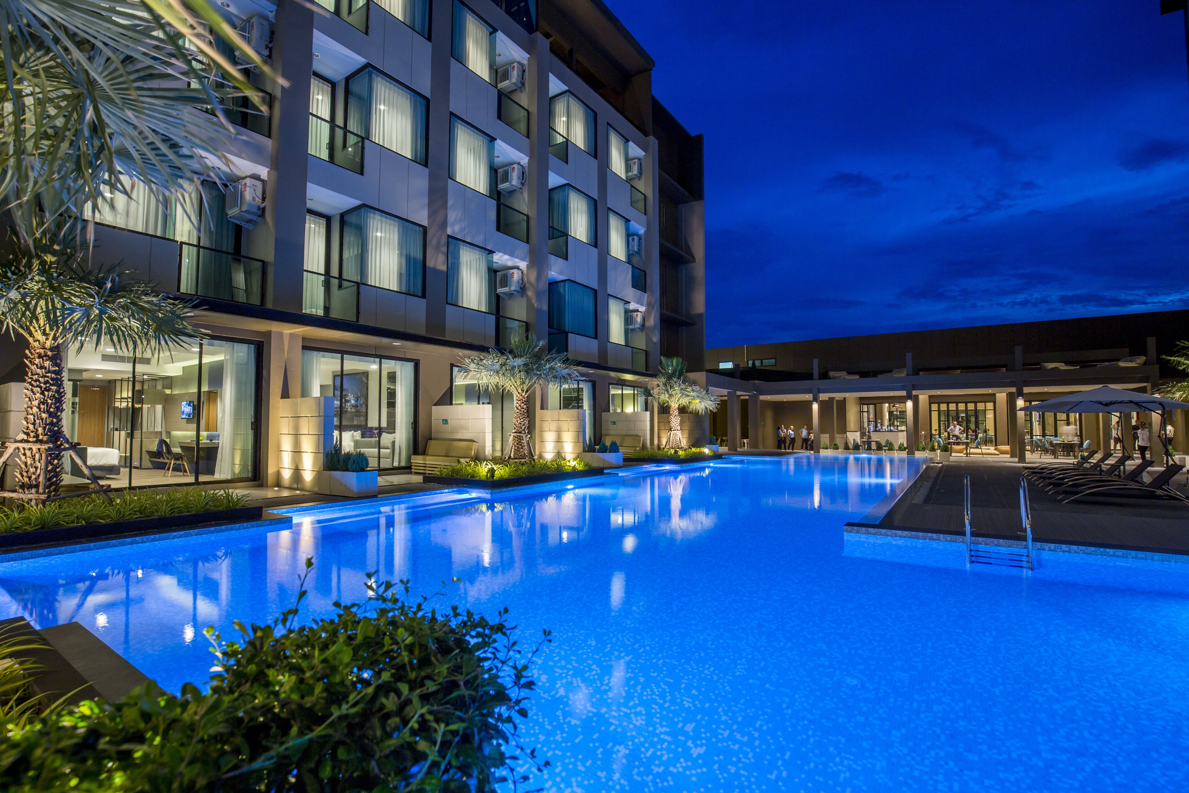 Hồ bơi ngoài trời, mở cửa từ 7:00 đến 21:00, ghế dài tắm nắng 