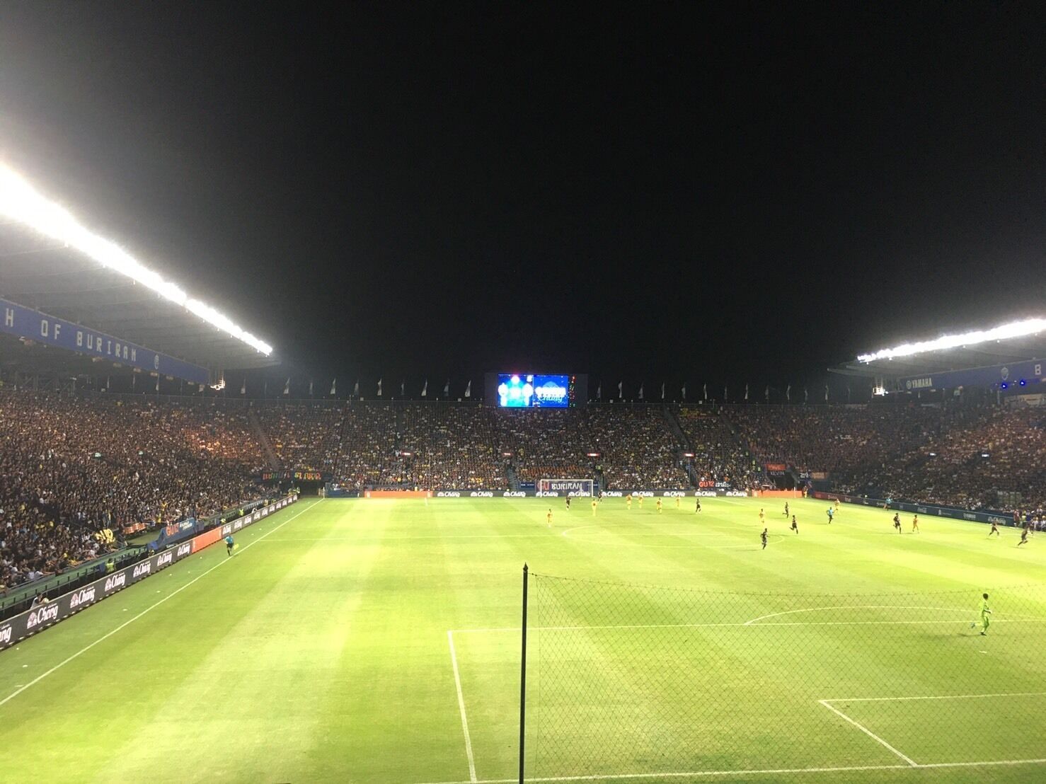 Un estadio interior amplio con múltiples niveles de asientos y un campo bien iluminado.