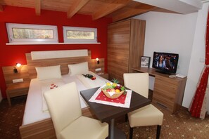 Kahden hengen huone, parveke, vuoristonäköala | Tallelokero huoneessa, työpöytä, ilmainen Wi-Fi, vuodevaatteet