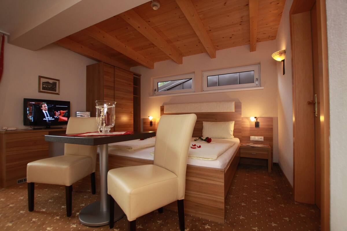 Single Room, 1 Bedroom, Balcony, Mountain View | In-room safe, desk, free WiFi, bed sheets