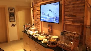 Sarapan prasmanan setiap hari (EUR 7 per orang)