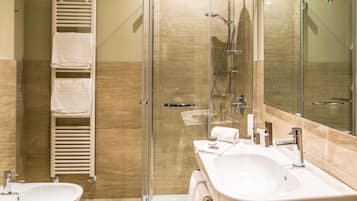 Camera King Superior | Bagno | Doccia, soffione a pioggia, set di cortesia gratuito, asciugacapelli