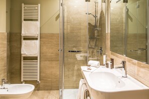 Superior King Room | Bathroom | Shower, rainfall showerhead, free toiletries, hair dryer
