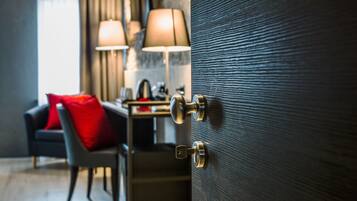 Exclusive Double Room, 1 King Bed | Minibar, in-room safe, desk, soundproofing