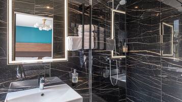 Shower, rainfall showerhead, free toiletries, hair dryer