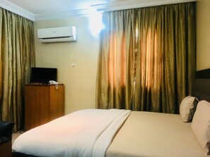 行政客房, 1 張標準雙人床 | 客房內保險箱、布置獨特、書桌、筆電工作空間