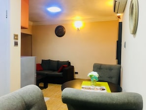 Apartamento básico, 1 quarto | Área de estar | TV LCD 32 polegadas com canais a cabo, TV