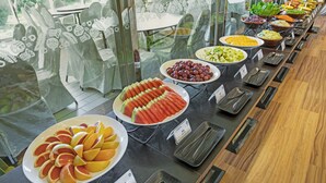 A buffet with various fruits and vegetables displayed on trays. - Formosa Naruwan Galaxy Hotel Taitung (Taitung)