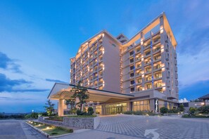 A multi-story hotel with a modern design, featuring a prominent entrance and well-lit balconies. - Formosa Naruwan Galaxy Hotel Taitung (Taitung)