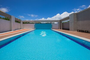 室外游泳池，日光浴躺椅