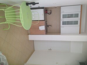 Studio Suite, City View | Private kitchenette - Sun Studio (Giv'atayim)