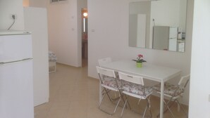Comfort Studio Suite, City View | In-room dining - Sun Studio (Giv'atayim)