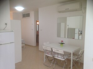 Comfort Studio Suite, City View | In-room dining - Sun Studio (Giv'atayim)