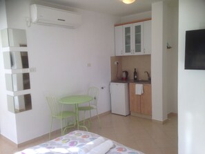 Studio Suite, City View | In-room dining - Sun Studio (Giv'atayim)