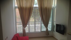Comfort Studio Suite, City View | Living room - Sun Studio (Giv'atayim)