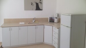 Comfort Studio Suite, City View | Private kitchen - Sun Studio (Giv'atayim)