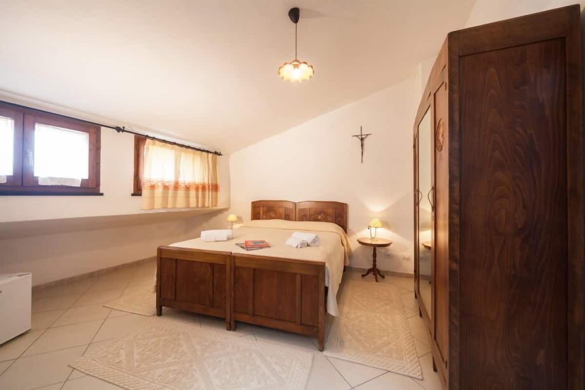 Luxe beddengoed, een minibar, een kluis op de kamer, een bureau